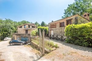 een huis met een auto ervoor geparkeerd bij Fortilizio di Campiglia Il Pero in Rapolano Terme