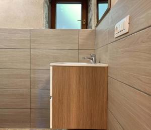 une salle de bain avec un lavabo et un miroir dans l'établissement Le sorgenti - Bungalow in sasso, à Palazzuolo sul Senio