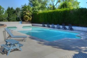 Bazén v ubytování Gîte 15 Personnes Avec Piscine nebo v jeho okolí