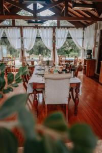 uma sala de jantar com mesa e cadeiras em Pousada Bramasole em Monte Verde