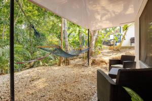 een hangmat aan de achterkant van een huis bij Private Costa Rican Oasis with Pool River Views in Montezuma