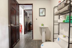 een badkamer met een wastafel, een toilet en een plank bij Private Costa Rican Oasis with Pool River Views in Montezuma +32 foto's