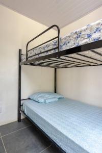 een slaapkamer met twee stapelbedden in een kamer bij Private Costa Rican Oasis with Pool River Views in Montezuma