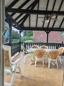 a patio with a table and chairs and a ceiling at Appartement Aux Deux Cigognes Bis in Gries