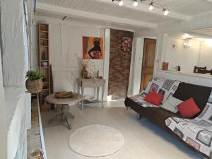 a living room with a couch and a table at Appartement Aux Deux Cigognes Bis in Gries
