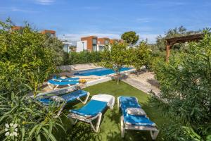 un patio con sillas y una piscina en Villa Los Almendros by Abahana Villas, en Calpe
