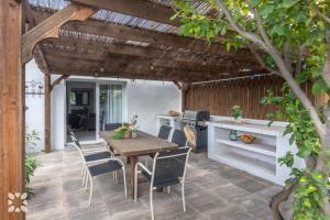 Patio nebo venkovní prostory v ubytování Villa Los Almendros by Abahana Villas + 18 fotografií