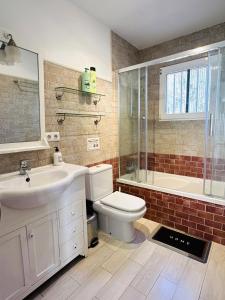 ein Badezimmer mit Toilette, Waschbecken und Dusche in der Unterkunft Sunshine Courtyard, Villa independiente en Valencia in Lliria