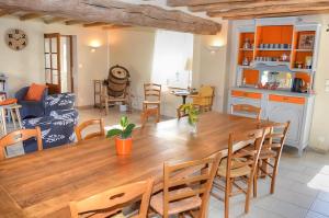eine Küche und ein Wohnzimmer mit einem Holztisch und Stühlen in der Unterkunft Domaine de la Picardière in Saint-Nicolas-des-Motets + 19 Fotos