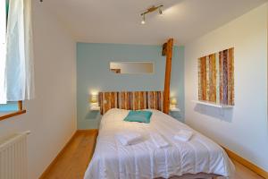 een kleine slaapkamer met een bed met witte lakens bij Domaine la Noyeraie Périgord Noir in Paulin +47 foto's