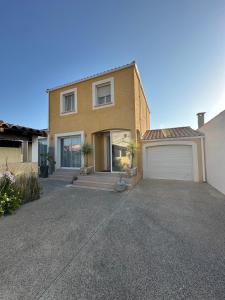 El edificio en el que está la casa vacacional