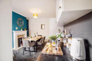 ein Wohnzimmer mit Tisch und Kamin in der Unterkunft Blue Lagoon Retreat Escape Free Parking 14ppl in Sheffield