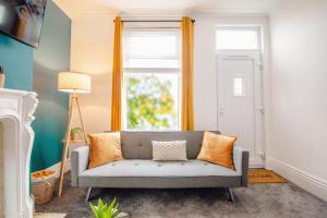 ein Wohnzimmer mit einer Couch und einem Fenster in der Unterkunft Blue Lagoon Retreat Escape Free Parking 14ppl in Sheffield