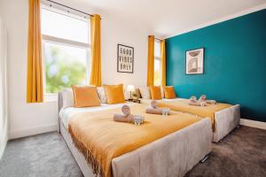 zwei Betten in einem Zimmer mit blauen Wänden in der Unterkunft Blue Lagoon Retreat Escape Free Parking 14ppl in Sheffield