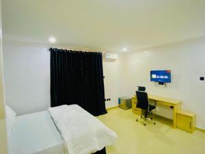 Una televisión o centro de entretenimiento en Taiwo Anuoluwapo Airport Hotels