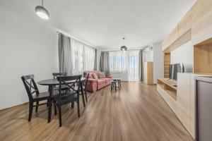 eine Küche und ein Wohnzimmer mit Tisch und Stühlen in der Unterkunft Air-conditioned 2-bedroom apartment, balcony, Závadská-Rača in Rača
