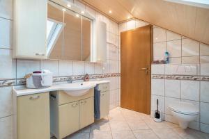 een badkamer met een wastafel en een toilet bij Ferienwohnung Viola in Schwanau in Schwanau +20 foto's