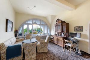 BrodersdorfHof Voege的客厅里有一张沙发和一张桌子。