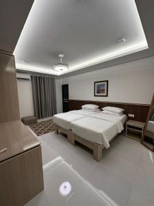 ein Schlafzimmer mit einem großen Bett in einem Zimmer in der Unterkunft Fovahi Shark View Inn in Fuvahmulah