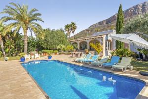 Bazén v ubytování Flores nebo v jeho okolí