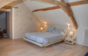 ein Schlafzimmer mit einem großen Bett im Dachgeschoss in der Unterkunft Domaine de la Picardière in Saint-Nicolas-des-Motets