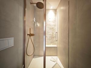 een douche met een glazen deur in een badkamer bij Viva Riviera Design and Sunny Commandant André in Cannes