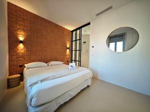 een slaapkamer met een groot bed en een spiegel bij Viva Riviera Design and Sunny Commandant André in Cannes