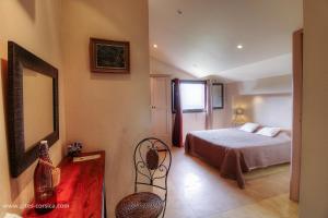 Un dormitorio con una cama y una silla dentro. en Chambre d'hôtes couvent d'Alando, en Alando 67 fotos más