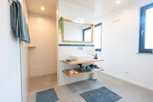 Ένα μπάνιο στο Ferienwohnung Bergblick +21 φωτογραφίες