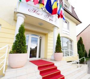 un hotel con una alfombra roja frente a un edificio en Hotel Imperial Timisoara by JR, en Timisoara