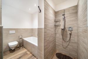 Un baño con bañera, inodoro y ducha. en Haus Reimon Apt Monika, en San Leonardo in Passiria 18 fotos más