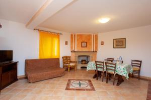 カーラ・リベロットにあるAppartamento Cuoreのテーブルと椅子のあるリビングルーム