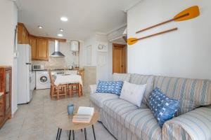 a living room with a couch and a kitchen at Legado Marino in Santa Pola