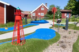 een midgetgolfbaan met een putting green bij Lilla Brattön in Myggenäs