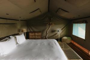 カリナンにあるButjani Lodgeのテントの中にベッドがある寝室