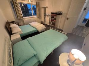 En eller flere senge i et værelse på Riverside Retreat in Staines-upon-Thames