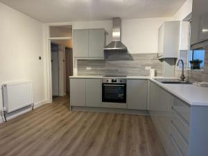 Køkken eller tekøkken på Riverside Retreat in Staines-upon-Thames