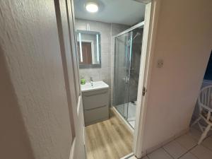 Et badeværelse på Riverside Retreat in Staines-upon-Thames + 3 billeder