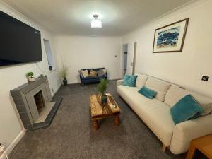 Et tv og/eller underholdning på Riverside Retreat in Staines-upon-Thames