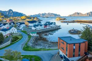 una vista aérea de una pequeña ciudad junto a un cuerpo de agua en Lofoten Oceanfront Panoramic, en Kabelvåg