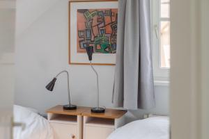 eine Lampe auf einem Nachttisch neben einem Bett in der Unterkunft Duinvilla Deluxe met Sauna en Whirpool - 6 personen in Holle Poarte + 18 Fotos