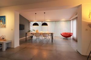 Posezení v ubytování Duinvilla Deluxe met Sauna XL - 6 personen