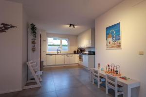 Kuchyň nebo kuchyňský kout v ubytování Duinvilla Deluxe met Sauna XL - 6 personen