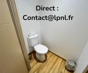 - une salle de bains avec des toilettes blanches dans une cabine dans l'établissement Gîte Le Parmé' nid 3 lits parking privé terrasse, à Beaucroissant 32 autres photos