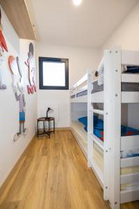 une chambre avec deux lits superposés et une fenêtre dans l'établissement Gîte Le Parmé' nid 3 lits parking privé terrasse, à Beaucroissant