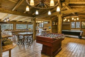 eine Lodge mit einem Billardtisch in einem Zimmer in der Unterkunft Habitacions Mas Fuselles in Girona