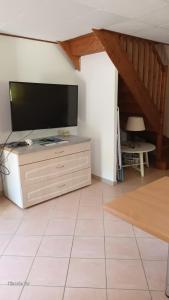 TV a/nebo společenská místnost v ubytování Duplex Très Calme