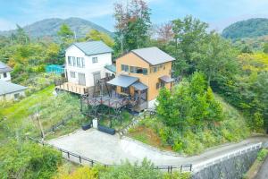 Nespecifikovaný výhled na hory nebo výhled na hory při pohledu z vily