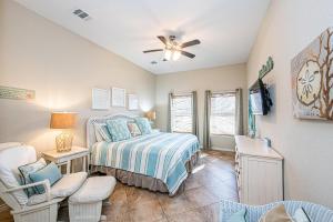 ein Schlafzimmer mit einem Bett und einem Deckenventilator in der Unterkunft Casa Chillotta in Mustang Beach + 34 Fotos