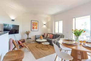 salon z kanapą i stołem w obiekcie Lovely Apartment Higueron w mieście Benalmádena